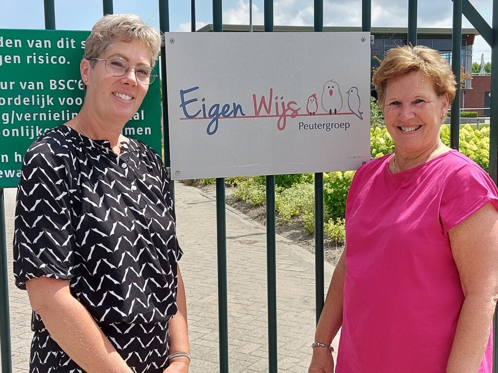 Mariëlle en Vera bij het bord van Eigen Wijs